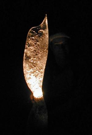 Eisgebilde von hinten mit Taschenlampe beleuchtet