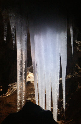 Eiszapfen von hinten beleuchtet